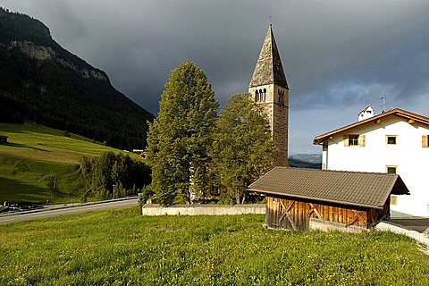 Chiesa di San Michele, Alpe di Siusi, altipiano dello Sciliar, Alto Adige, Italy                      