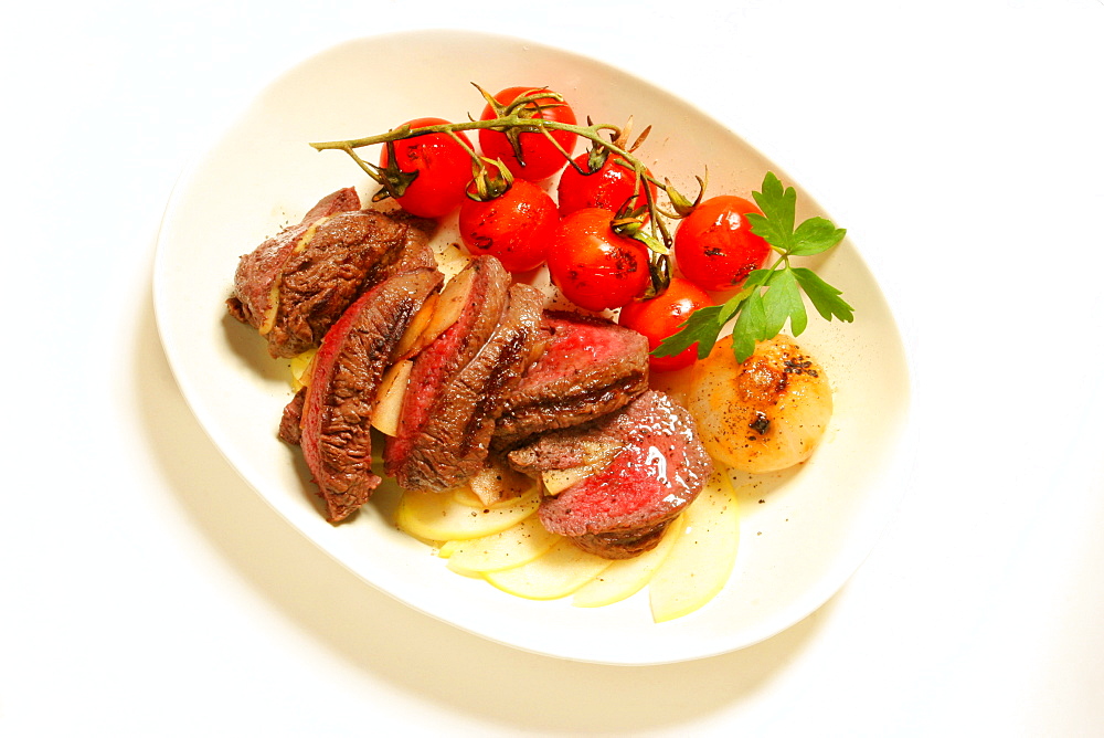 Filetto farcito con mele, apple stuffed steak and grilled tomato, Italy, Europe