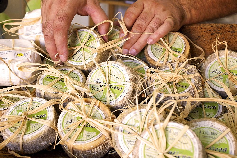 Caseificio La Murra di Massimo Bo, Porto Torres. Typical sardinian cheese