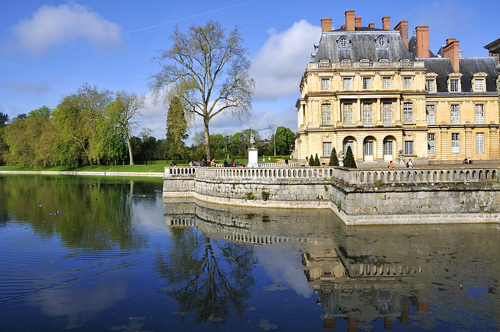 The Palace of Fontainebleau and Etang de Carpes, Seine-et-Marne, Ile-de-France, France, Europe