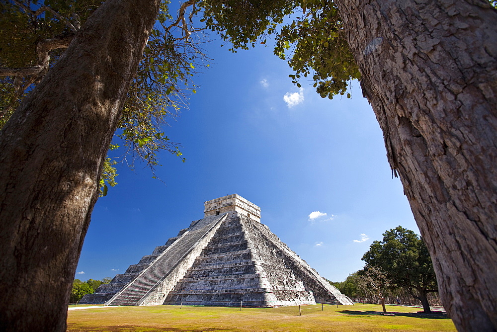 Chichen Itza, archaeological site Maya, El Castillo, Yucatan, Mexico, America