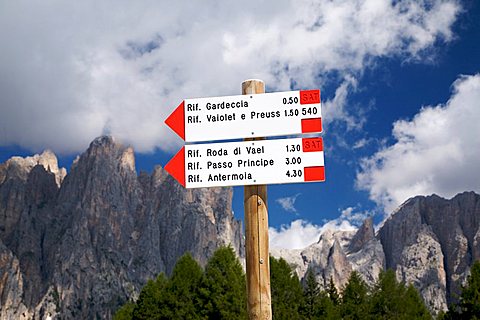 Table path, Catinaccio mountain and Torri del Vajolet, Fassa valley, Trentino Alto Adige, Italy, Europe