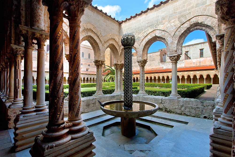 Cloister, Cattedrale di Santa Maria Nuova cathedral, Monreale, Sicily, Italy, Europe