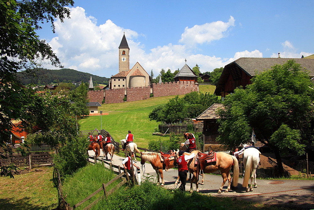 Cavalcata Oswald von Wolkenstein historical ride, Castelrotto, Alpi di Siusi, Trentino Alto Adige, Italy, Europe