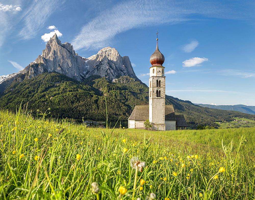 The church of St. Valentin in Kastelruth/Castelrotto. In the background the jagged rocks of the Schlern/Sciliar, Kastelruth / Castelrotto, Dolomites, Trentino-Alto Adige, Italy, Europe