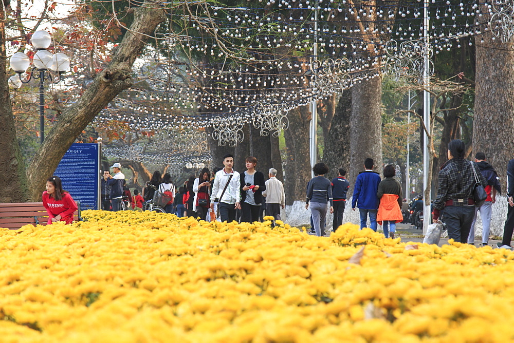 Tourists walking near the Hoan Kiem lake, Hanoi, Vietnam, Indochina, Southeast Asia, Asia