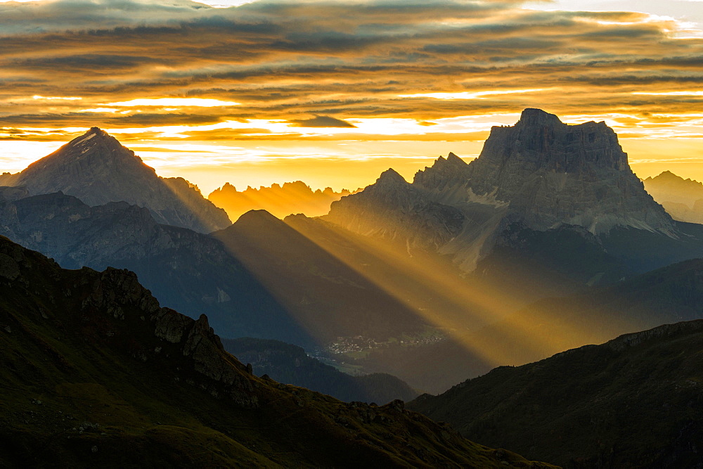 Sunrise on the Pelmo and Antelao, Dolomites, Tofane, Pelmo, Veneto, Italy, Europe