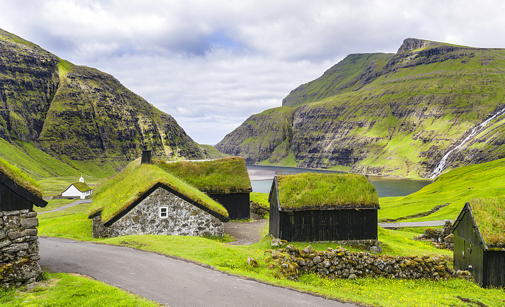 Kings Farm  (duvugardar) in  the valley of Saksun, one of the main attractions of the Faroe Islands. The island Streymoy, one of the two large islands of the Faroe Islands  in the North Atlantic.  Europe, Northern Europe, Denmark, Faroe Islands