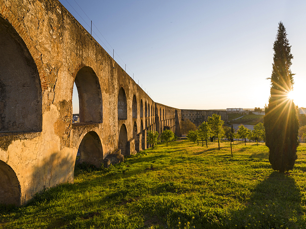 Aqueduto da Amoreira, the aqueduct dating back to the 16th and 17th century.  Elvas in the Alentejo close to the spanish border. Elvas is listed as UNESCO world heritage. Europe, Southern Europe, Portugal, March