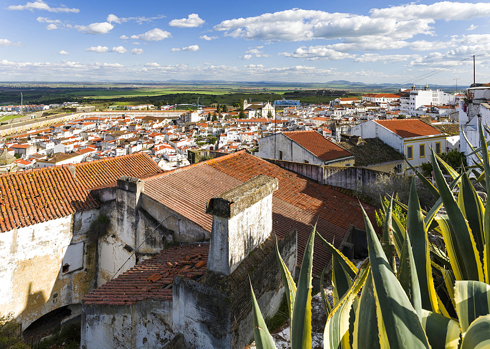 View over the town with the fortifications of Fort Santa Luzia, the greatest preserved fortification worldwide dating back to the 17th century.Elvas in the Alentejo close to the spanish border. Elvas is listed as UNESCO world heritage. Europe, Southern Europe, Portugal, March