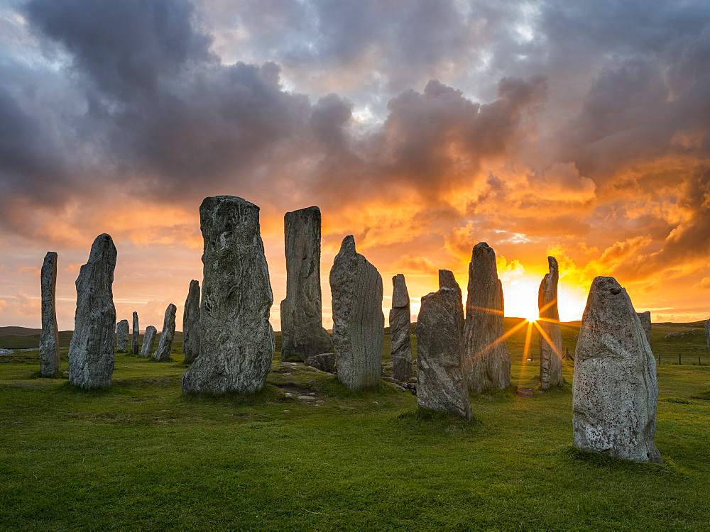 Standing Stones of Callanish (Callanish 1) on the Isle of Lewis in the Outer Hebrides. The megalithic monument is cross shaped with a central ring of stones and was buildt between 2900 and 2600 BC. It is probably oriented towards the moon not the sun. Europe, Scotland, July