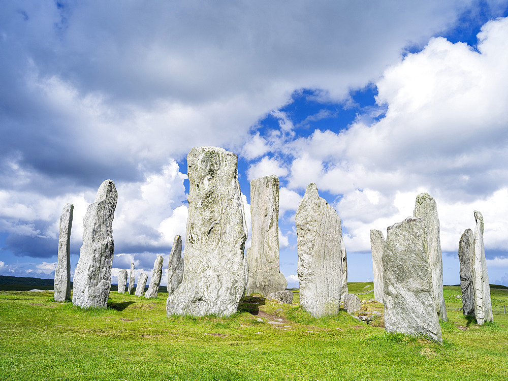 Standing Stones of Callanish (Callanish 1) on the Isle of Lewis in the Outer Hebrides. The megalithic monument is cross shaped with a central ring of stones and was buildt between 2900 and 2600 BC. It is probably oriented towards the moon not the sun. Europe, Scotland, July