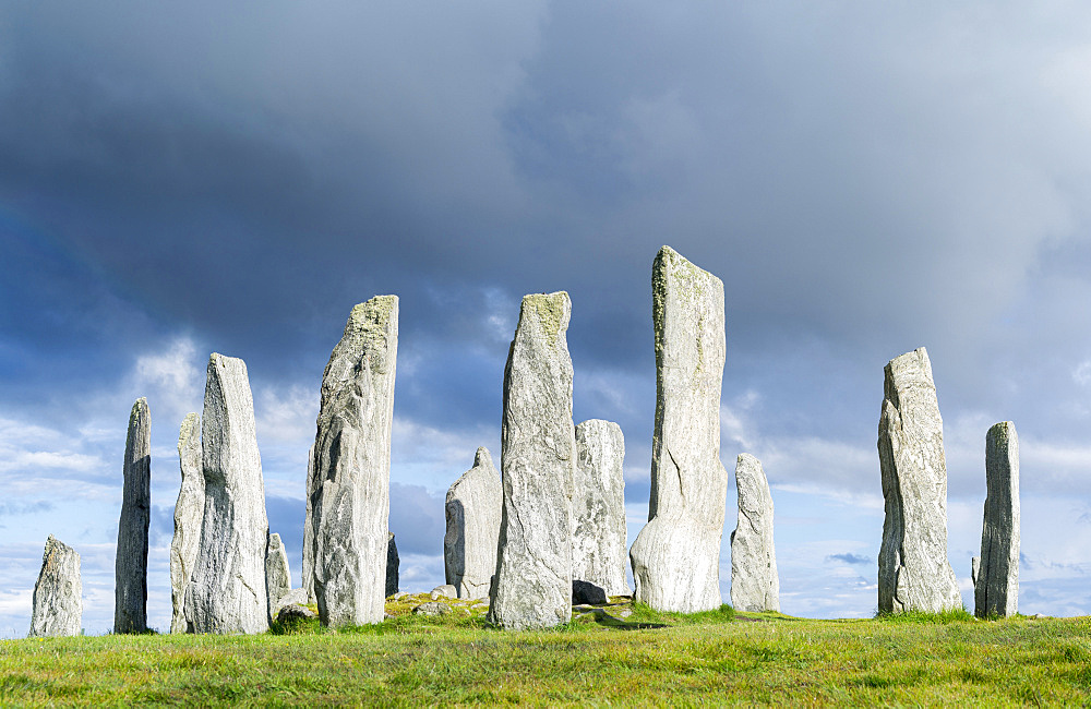 Standing Stones of Callanish (Callanish 1) on the Isle of Lewis in the Outer Hebrides. The megalithic monument is cross shaped with a central ring of stones and was buildt between 2900 and 2600 BC. It is probably oriented towards the moon not the sun. Europe, Scotland, July