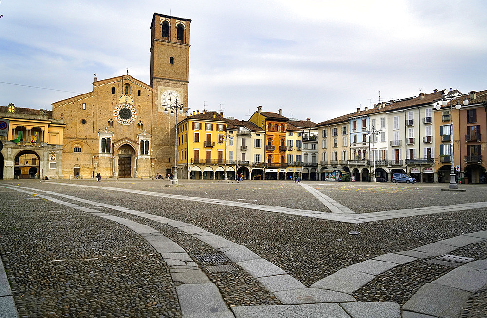 Historical center, Piazza della Vittoria square and Cathedral Duomo di Lodi, Basilica Cattedrale della Vergine Assunta, Lodi, Lombardy, Italy, Europe