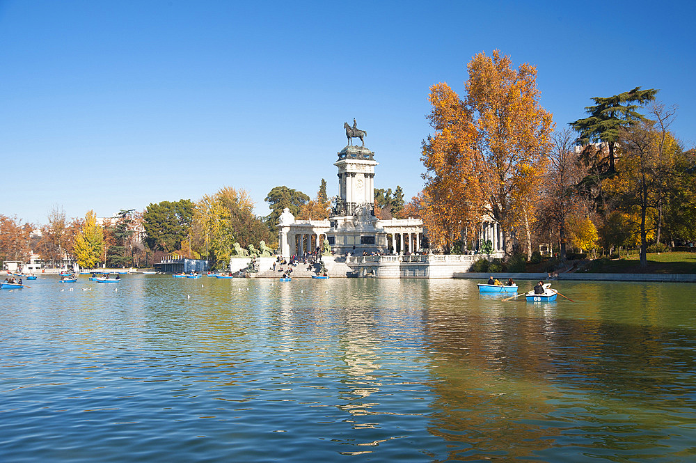 Swing to Estanque grande del Retiro, Parco del Buen Retiro, Madrid, Spain, Europe