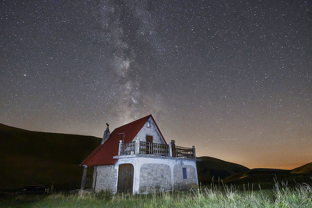 Milky Way, Passo della Maddalena pass, Villa Lucio manor house, Bolognola, Marche, Italy, Europe