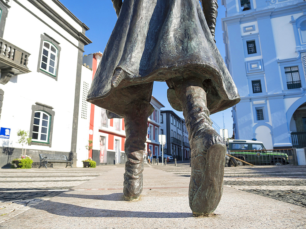 Statue of Vasco da Gama by Duker Bower, Patio da Alfandega near the harbour. Capital Angra do Heroismo, the historic center is part of UNESCO world heritage. Island Ilhas Terceira, part of the Azores (Ilhas dos Acores) in the atlantic ocean, an autonomous region of Portugal. Europe, Azores, Portugal.