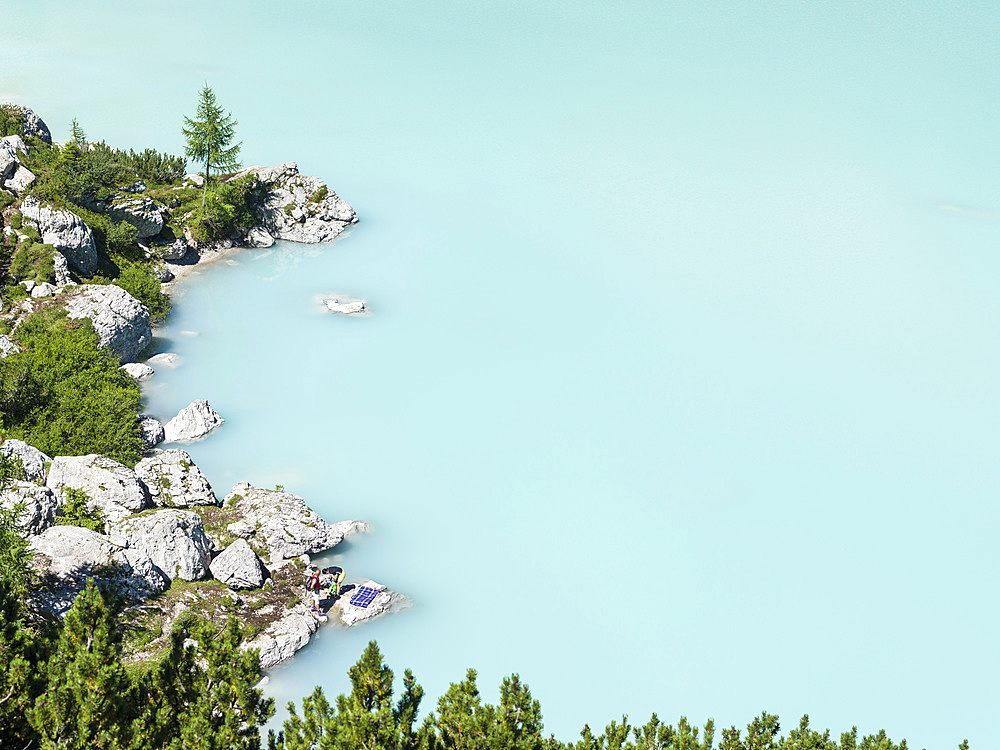 Lago del Sorapis in the dolomites of the Veneto, hikers on at the lake. Sorapis mountain range is part of the of the UNESCO world heritage dolomites. Europe, Central Europe, Italy