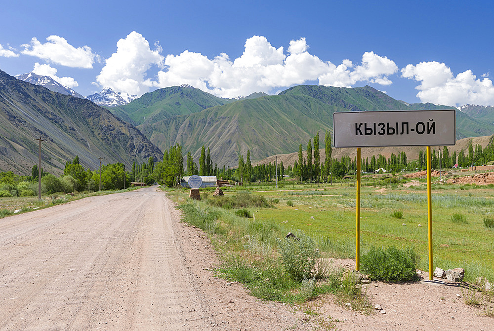 Village Kyzyl-Oy. Valley of river Suusamyr in the Tien Shan Mountains. Asia, central Asia, Kyrgyzstan