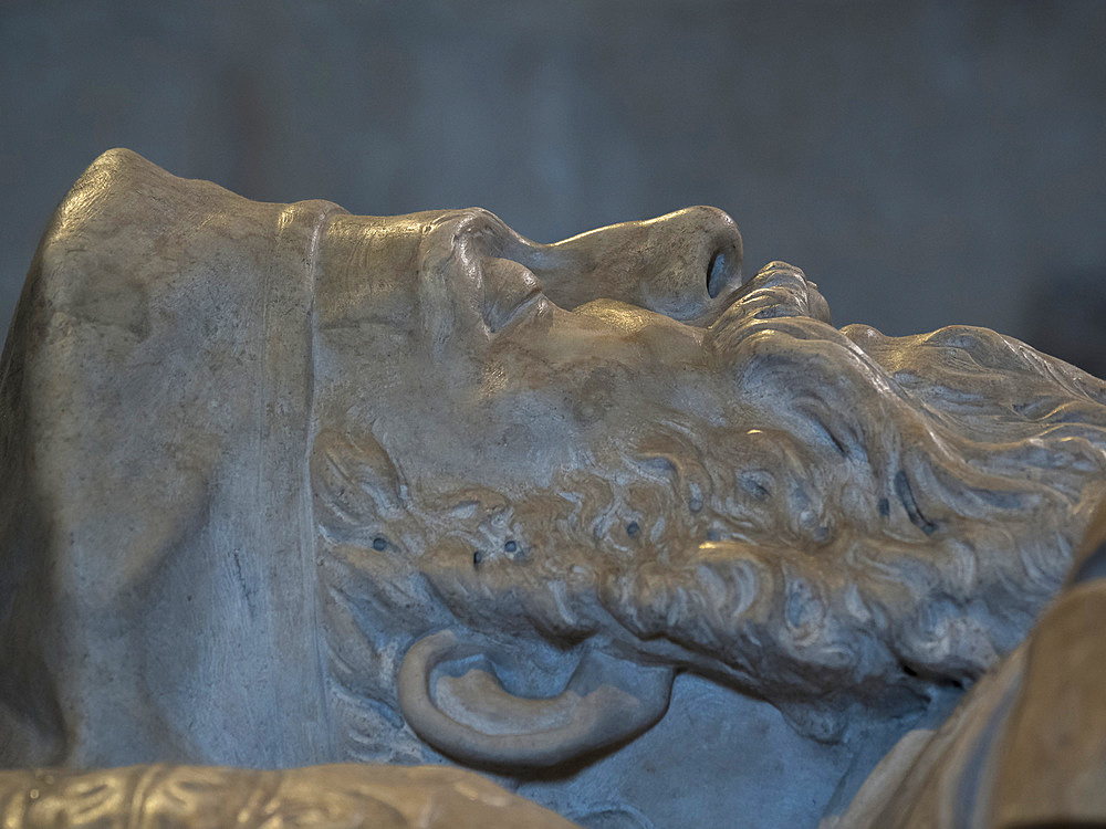 Grave of Vasco da Gama in the minster. Mosteiro dos Jeronimos (Jeronimos Monastery, Hieronymites Monastery) in Belem, listed as UNESCO world heritage. Lisbon (Lisboa), the capital of Portugal Europe, Southern Europe, Portugal