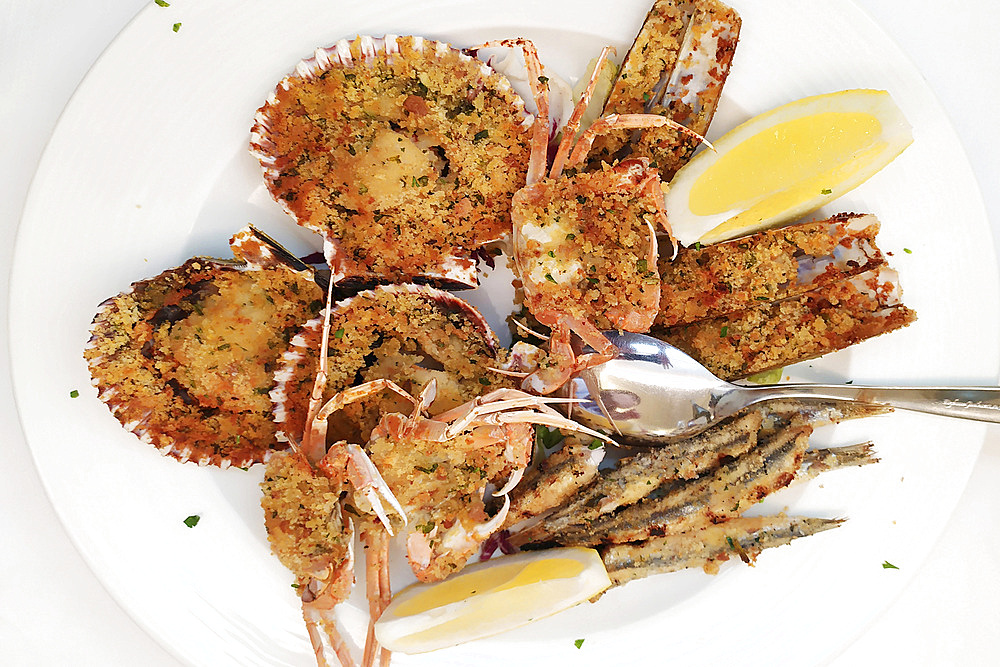 Mixed Mediterranean fish fried with scallops, crabs, razor clams, anchovies