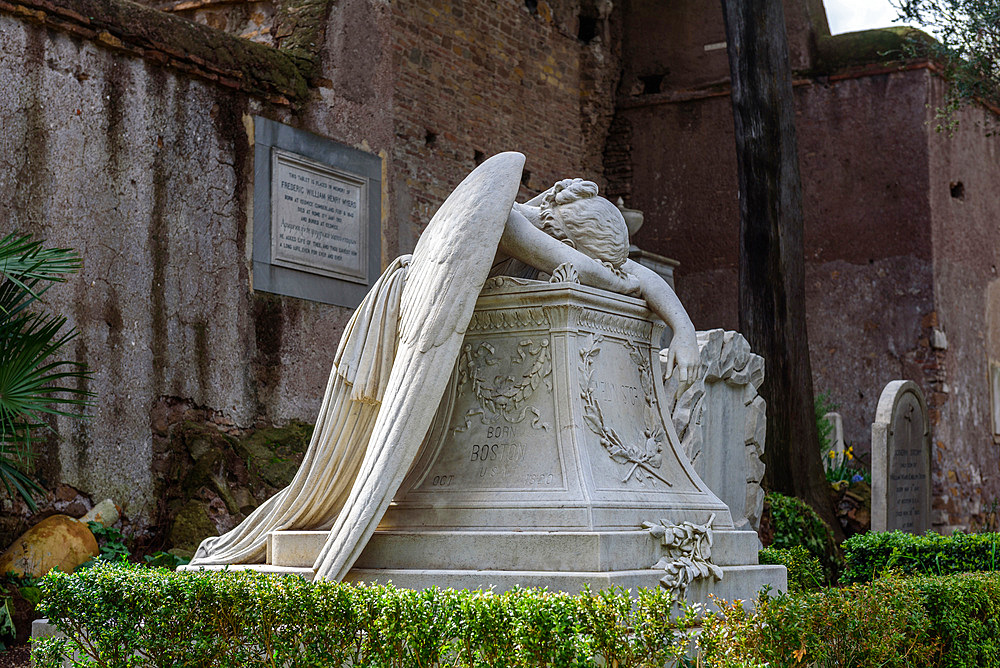 Angel of Grief or Weeping Angel, Emelyn Story grave, Cimitero Acattolico, Non-Catholic Cemetery of Rome, also called Cimitero dei Protestanti Protestant Cemetery or Cimitero degli Inglesi Englishmen's Cemetery, European Cemeteries Route, Testaccio, Lazio, Italy, Europe