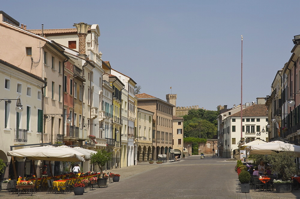 Street cafes in the main street of the medieval town of Este, Province of Padua, Veneto, Italy, Europe