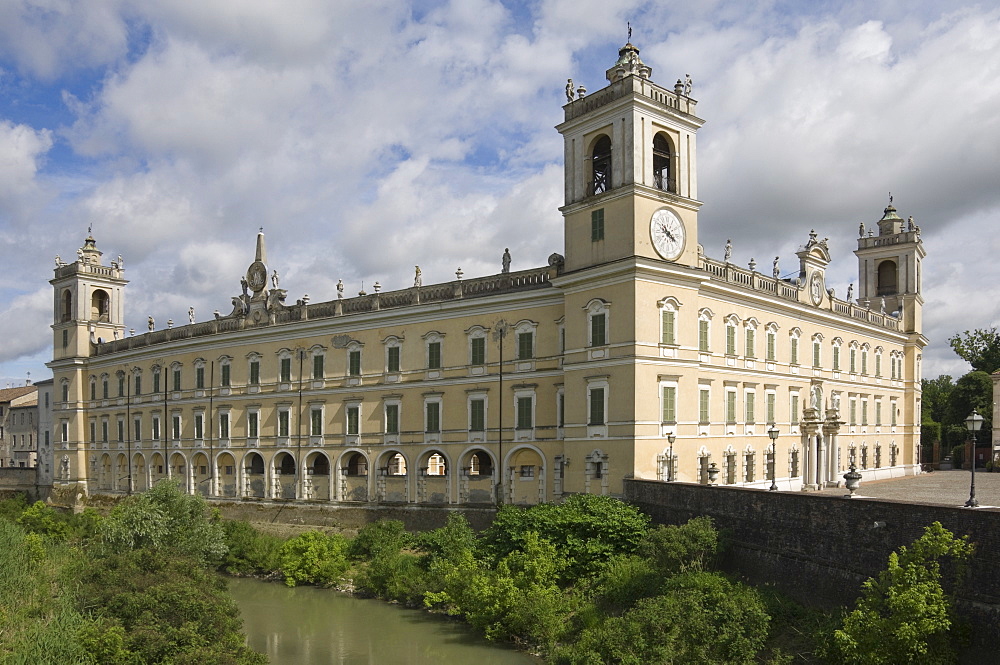 The 18th century Ducal Palace (Palazzo Ducale) (Reggia di Colorno), the serpentine design in the long wall is clearly seen, Colorno, Emilia-Romagna, Italy, Europe