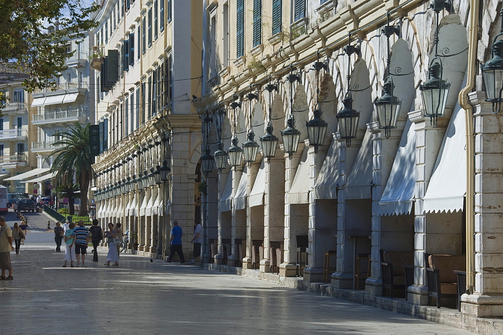 Liston Arcades, favouted meeting place at shaded tables for morning coffee, Corfu, Greek Islands, Greece, Europe