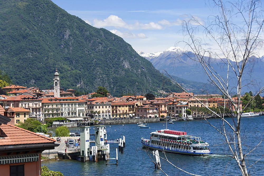 Lake tourist boat arriving, Bellagio, Lake Como, Italian Lakes, Lombardy, Italy, Europe