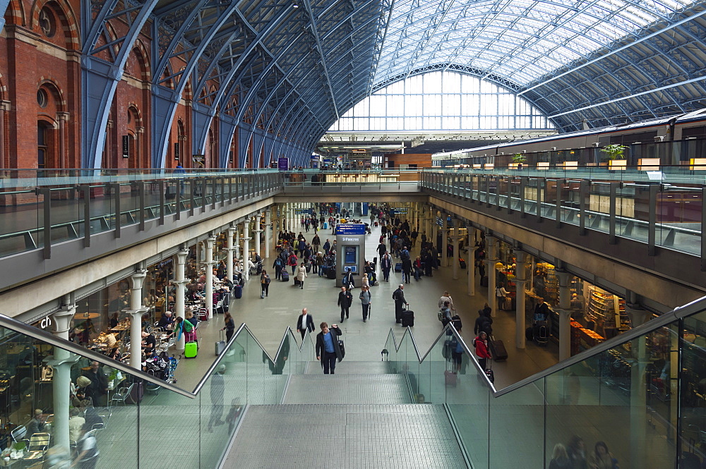 Shops, cafes, passengers in the Concourse of St. Pancras International Staion, London, England, United Kingdom, Europe