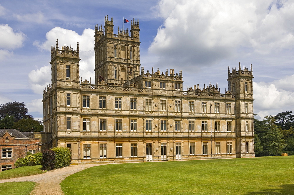 Highclere Castle, home of the Earl of Carnarven, the 5th Earl being famous for archaeological work in Egypt, the House featured in the BBC Drama Downton Abbey, Hampshire, England, United Kingdom, Europe