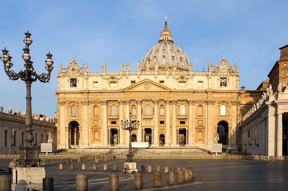 St. Peters and Piazza San Pietro in the early morning, Vatican City, UNESCO World Heritage Site, Rome, Lazio, Italy, Europe