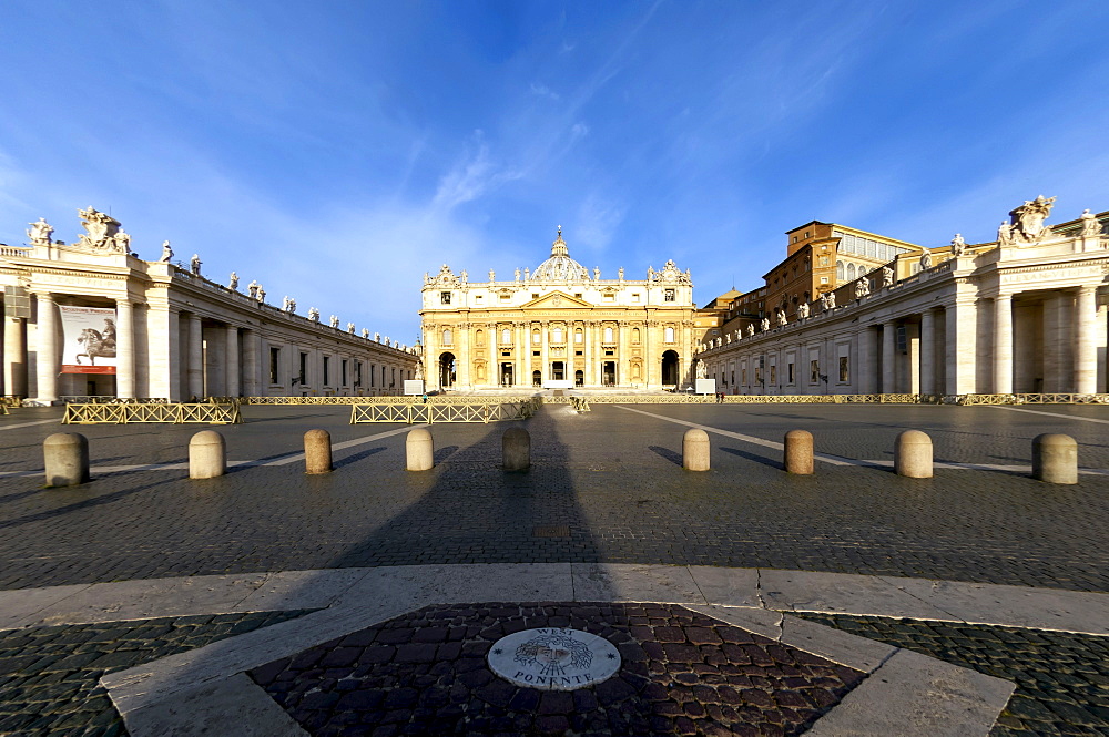 St. Peters and Piazza San Pietro in the early morning, Vatican City, UNESCO World Heritage Site, Rome, Lazio, Italy, Europe