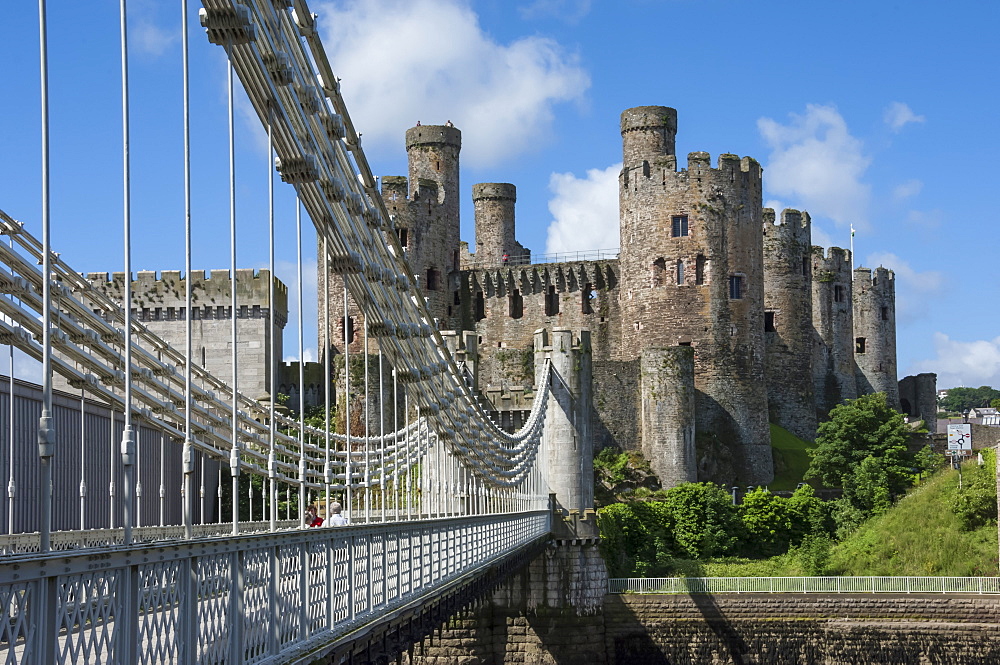 Suspension Bridge, built by Thomas Telford and opened in 1826, and Conwy Castle, UNESCO World Heritage Site, Conwy (Conway), Conway County Borough, North Wales, United Kingdom, Europe