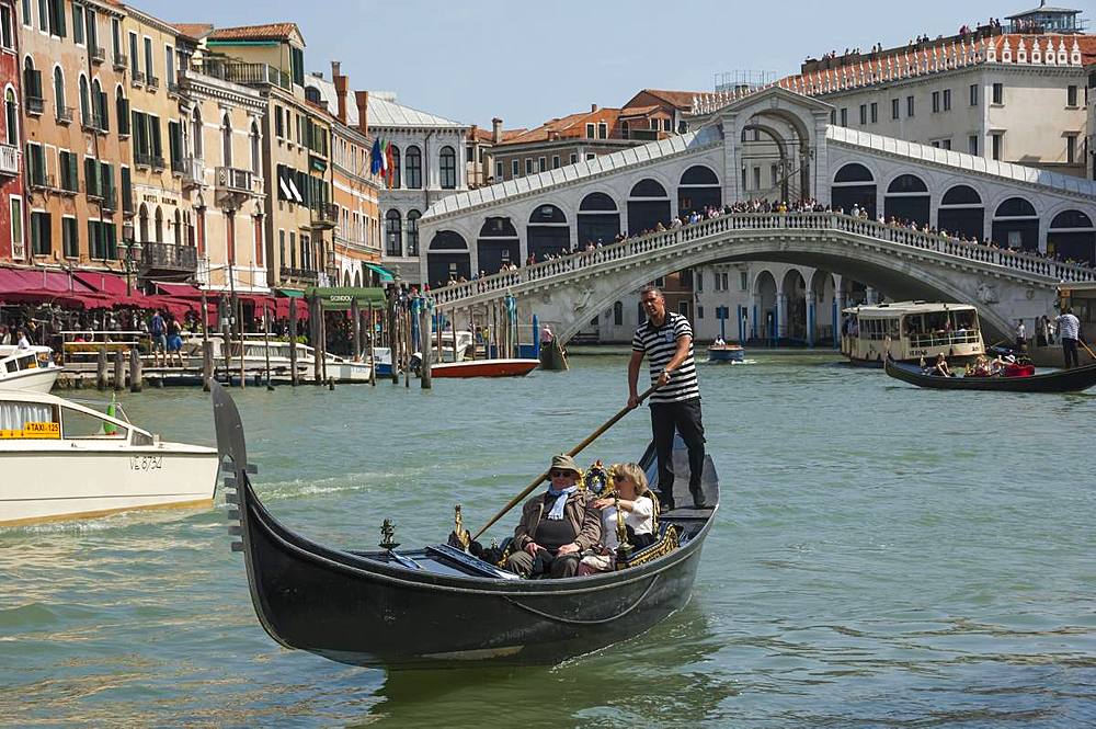 Rialto Bridge and gondola on the Grand Canal, Venice, UNESCO World Heritage Site, Veneto, Italy, Europe