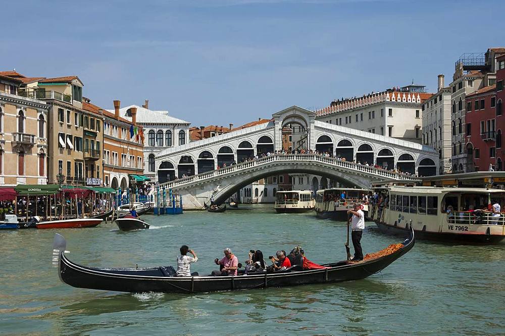 Rialto Bridge and gondola on the Grand Canal, Venice, UNESCO World Heritage Site, Veneto, Italy, Europe