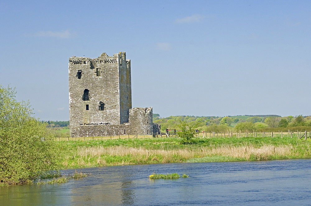 The 14th century Threave Castle, built by Archibald the Grimm, later stronghold of the Black Douglas, near Castle Douglas, Dumfries and Galloway, Scotland, United Kingdom, Europe