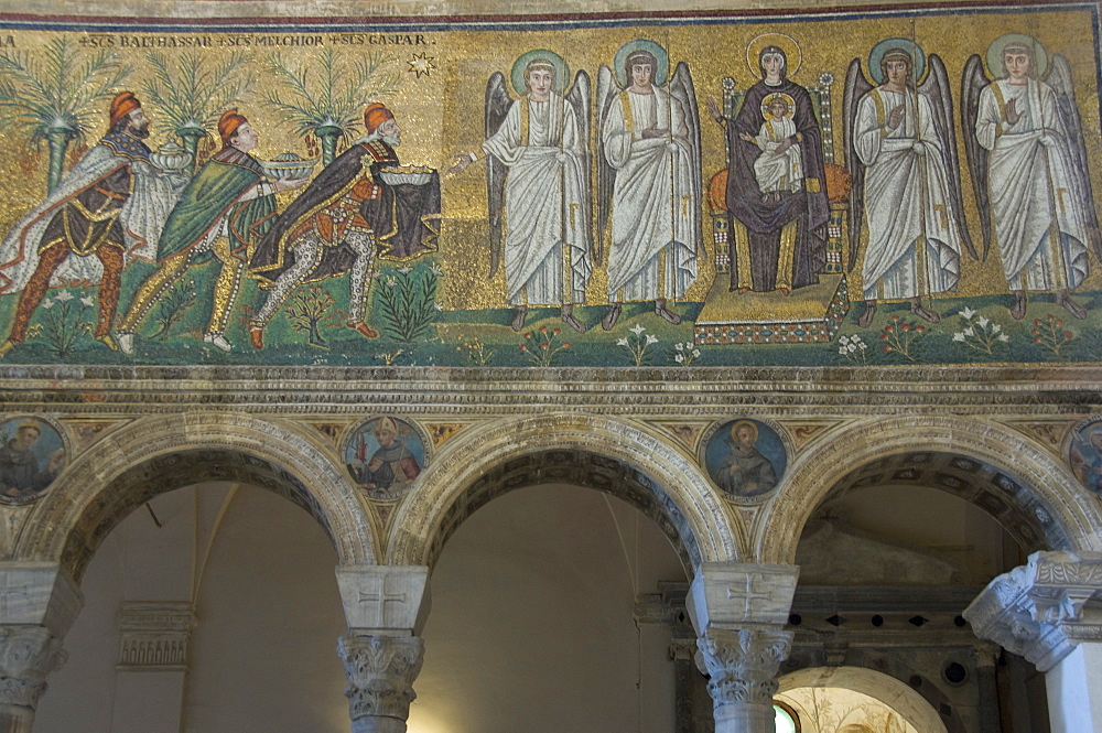 Mosaic depicting the Three Kings bringing gifts to the Holy Child, 6th century basilica di Sant'Apollinare Nuovo, UNESCO World Heritage Site, Ravenna, Emilia-Romagna, Italy, Europe