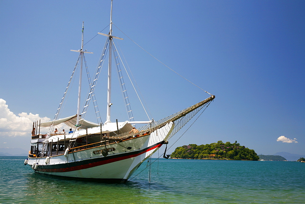 Schooner cruising between the different beaches and islands around Paraty (Parati), Rio de Janeiro State, Brazil, South America