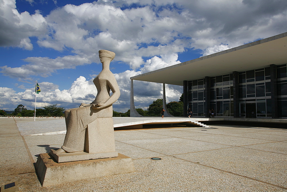 Justice sculpture in front of the Supremo Tribunal Federal (Supreme Federal Tribuna), Brasilia, UNESCO World Heritage Site, Brazil, South America 