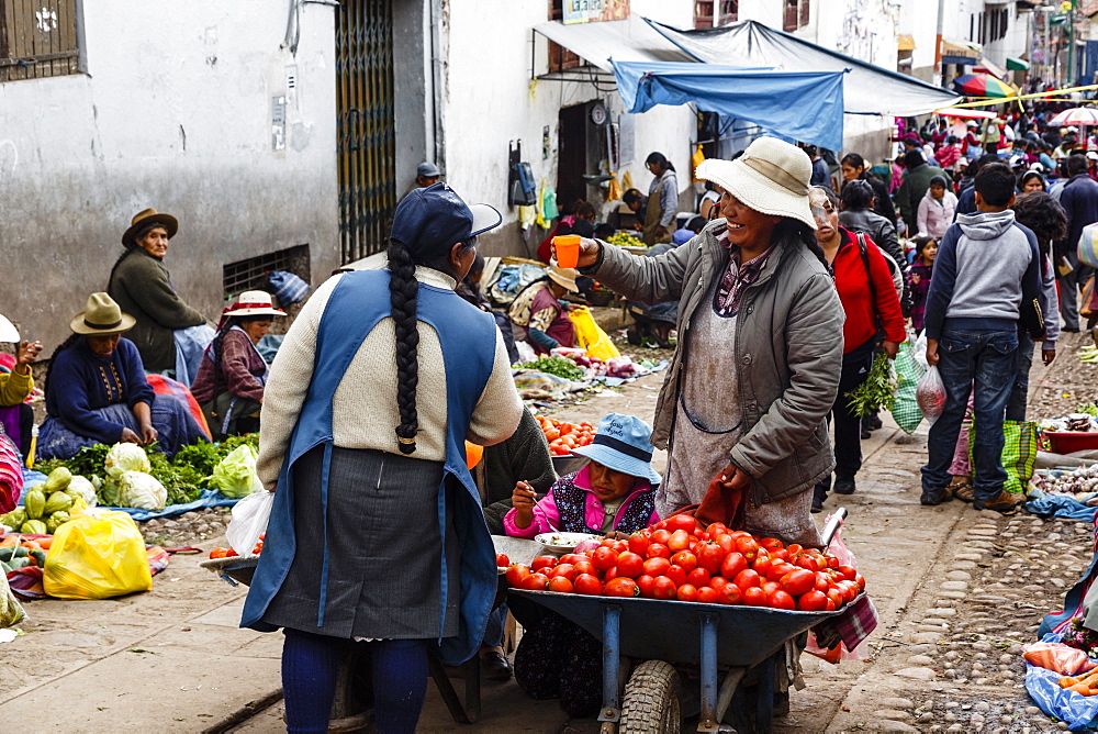 Outdoor vegetable and fruit market, Cuzco, Peru, South America