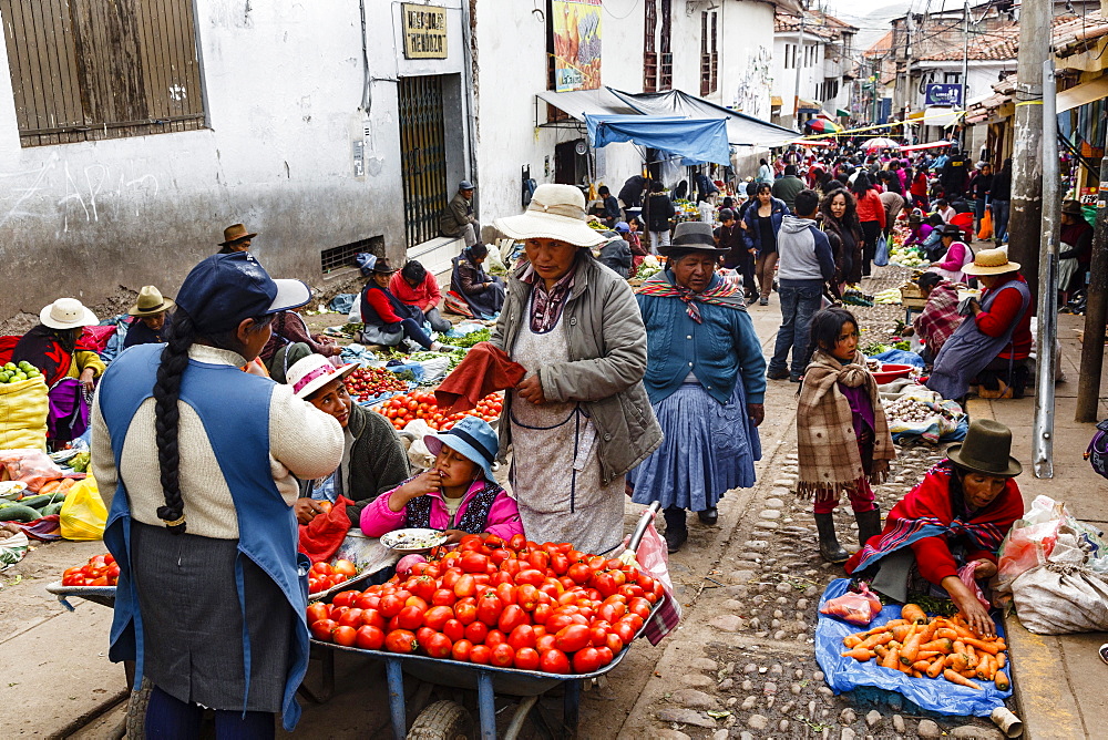 Outdoor vegetable and fruit market, Cuzco, Peru, South America