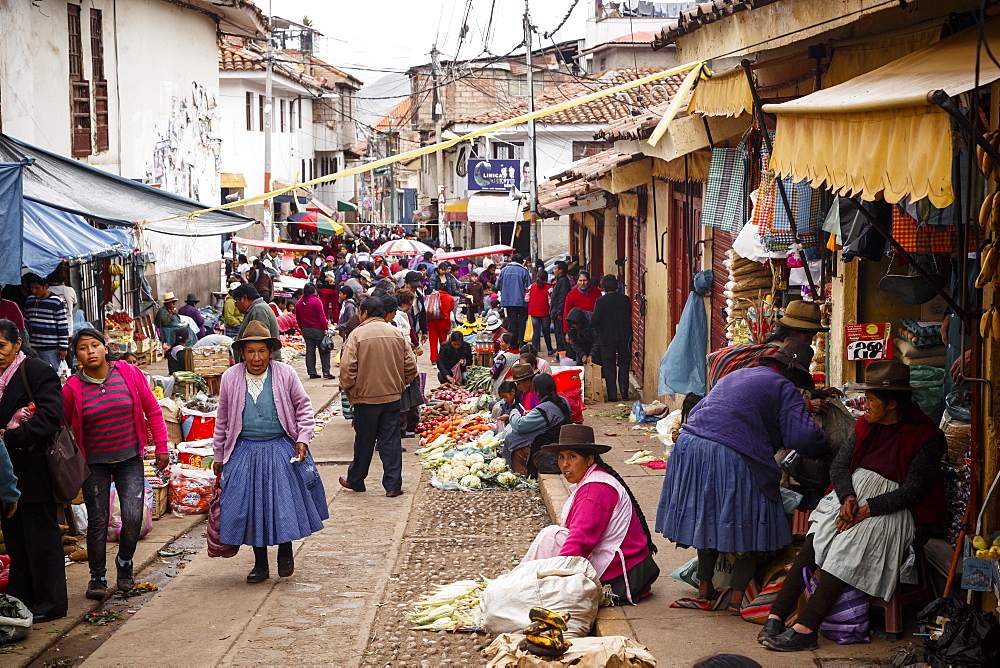 Outdoor vegetable and fruit market, Cuzco, Peru, South America