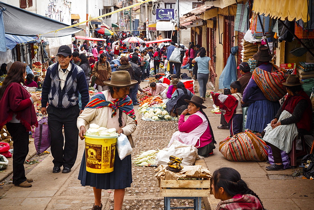 Outdoor vegetable and fruit market, Cuzco, Peru, South America