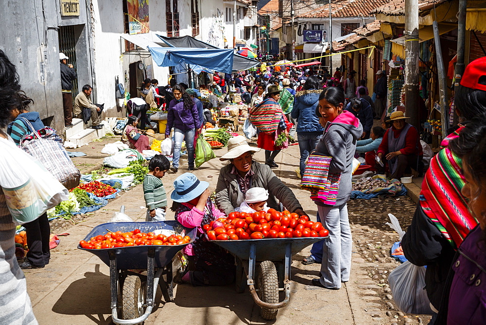 Outdoor vegetable and fruit market, Cuzco, Peru, South America