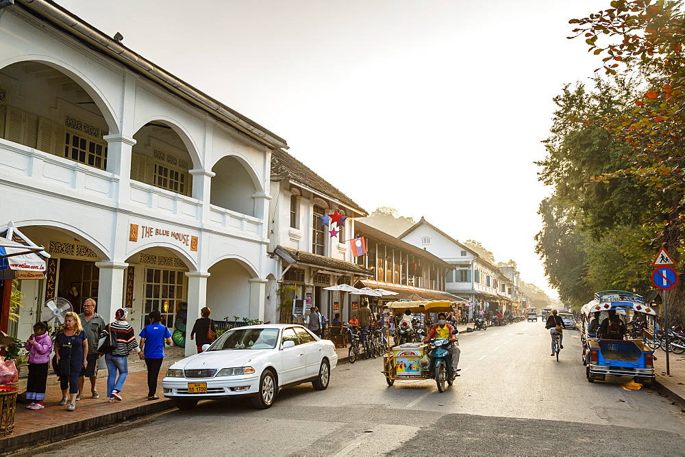 Shops and restaurants on the main street, Sisavangvong Road, Luang Prabang, Laos, Indochina, Southeast Asia, Asia