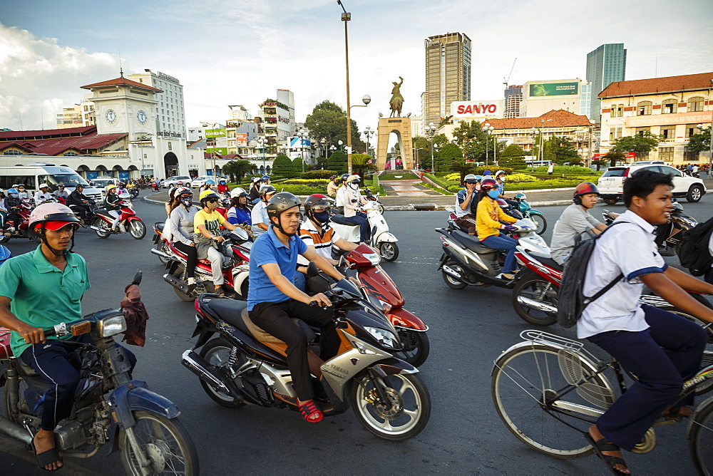 Busy traffic near Ben Thanh Market, Ho Chi Minh City (Saigon), Vietnam, Indochina, Southeast Asia, Asia