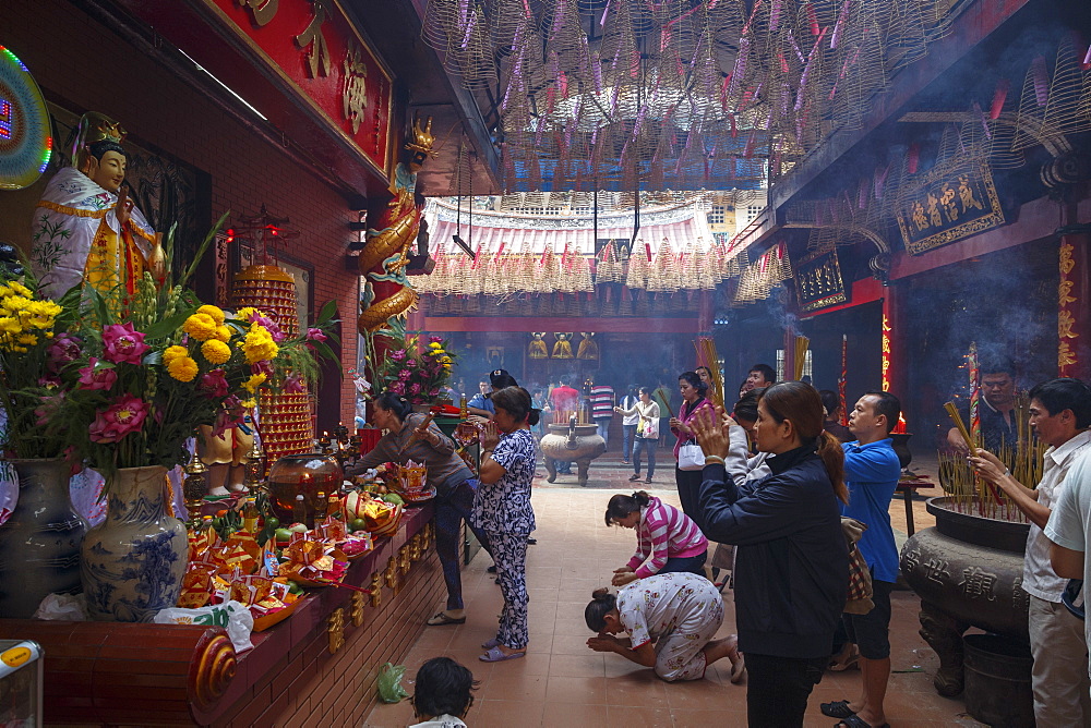 People praying at Quan Am Pagoda in Cholon (Chinatown), Ho Chi Minh City (Saigon), Vietnam, Indochina, Southeast Asia, Asia