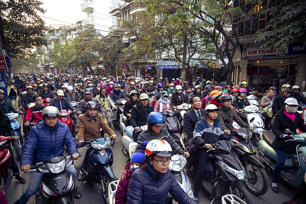 Busy traffic in the old quarter, Hanoi, Vietnam, Indochina, Southeast Asia, Asia